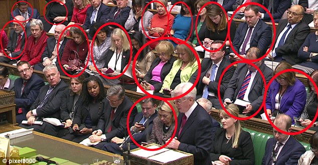 Deputetët Britanikë të gjithë në celular.