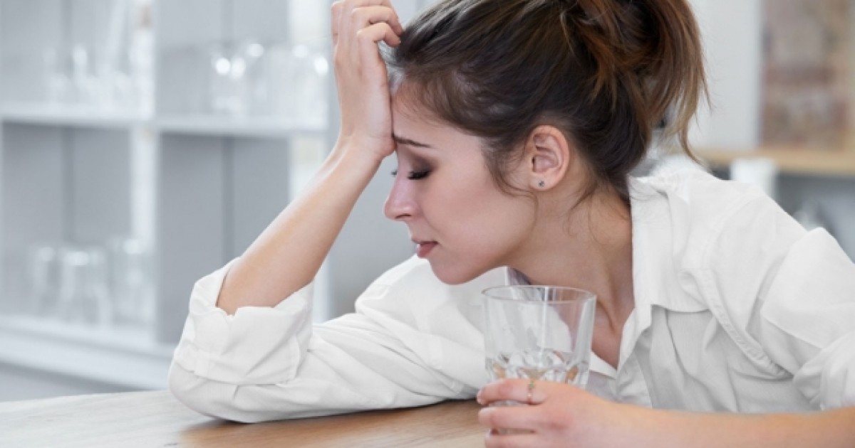 Si të shmangim dhimbjen e kokës gjatë konsumimit të verës?