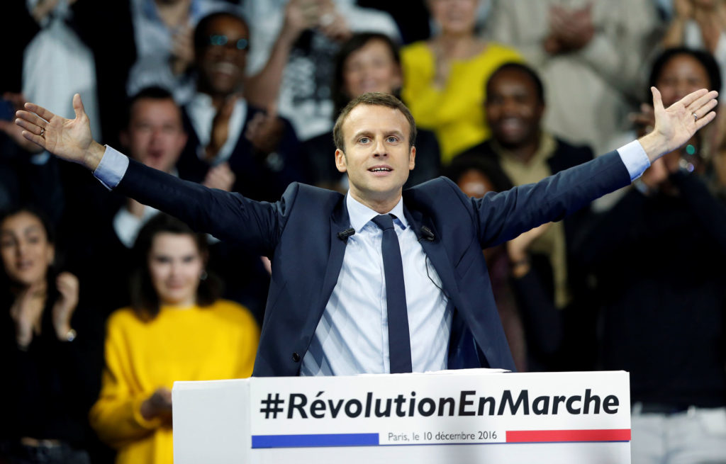 Goditet me vezë në fytyrë Kandidati i majtë për president të Francës, Emmanuel Macron. Video