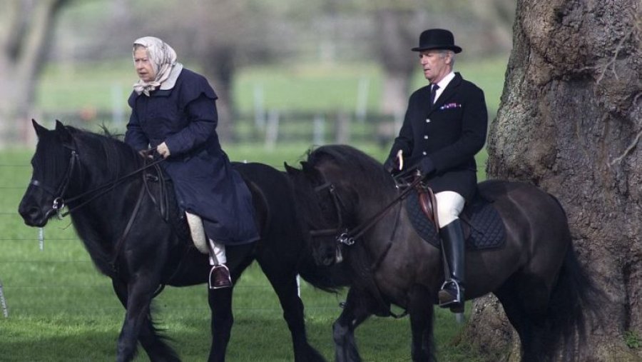 Mbretëresha e Anglisë 91-vjeç kalëron mbi kalë