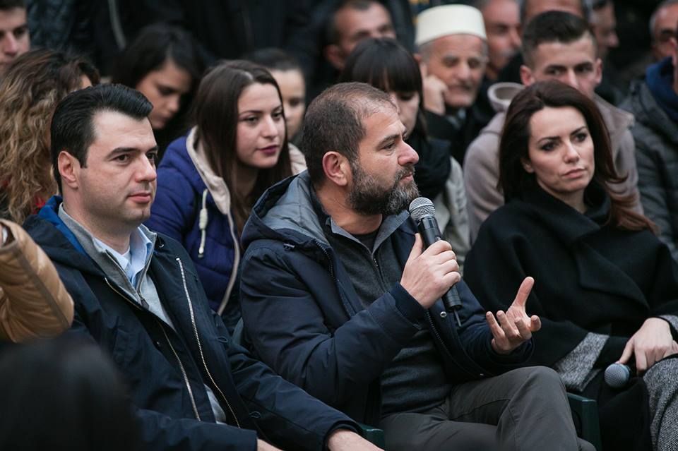 Shkullaku: Pas protestës, aksioni i duhur i opozitës, është djegia e mandateve