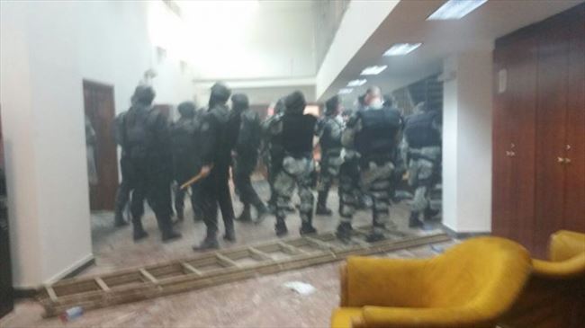 Kjo është ndërhyrja e policisë në parlamentin maqedonas. Video