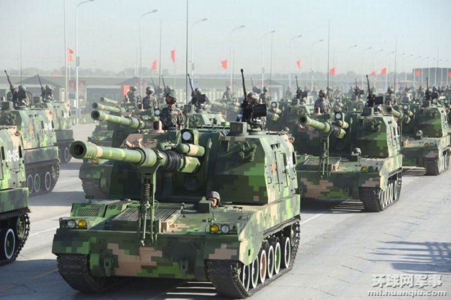 Kina nis qindra tanke dhe raketa drejt Koresë së Veriut