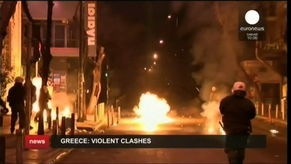 Athina në kaos, protestues me maska sulmojnë parlamentin/ VIDEO