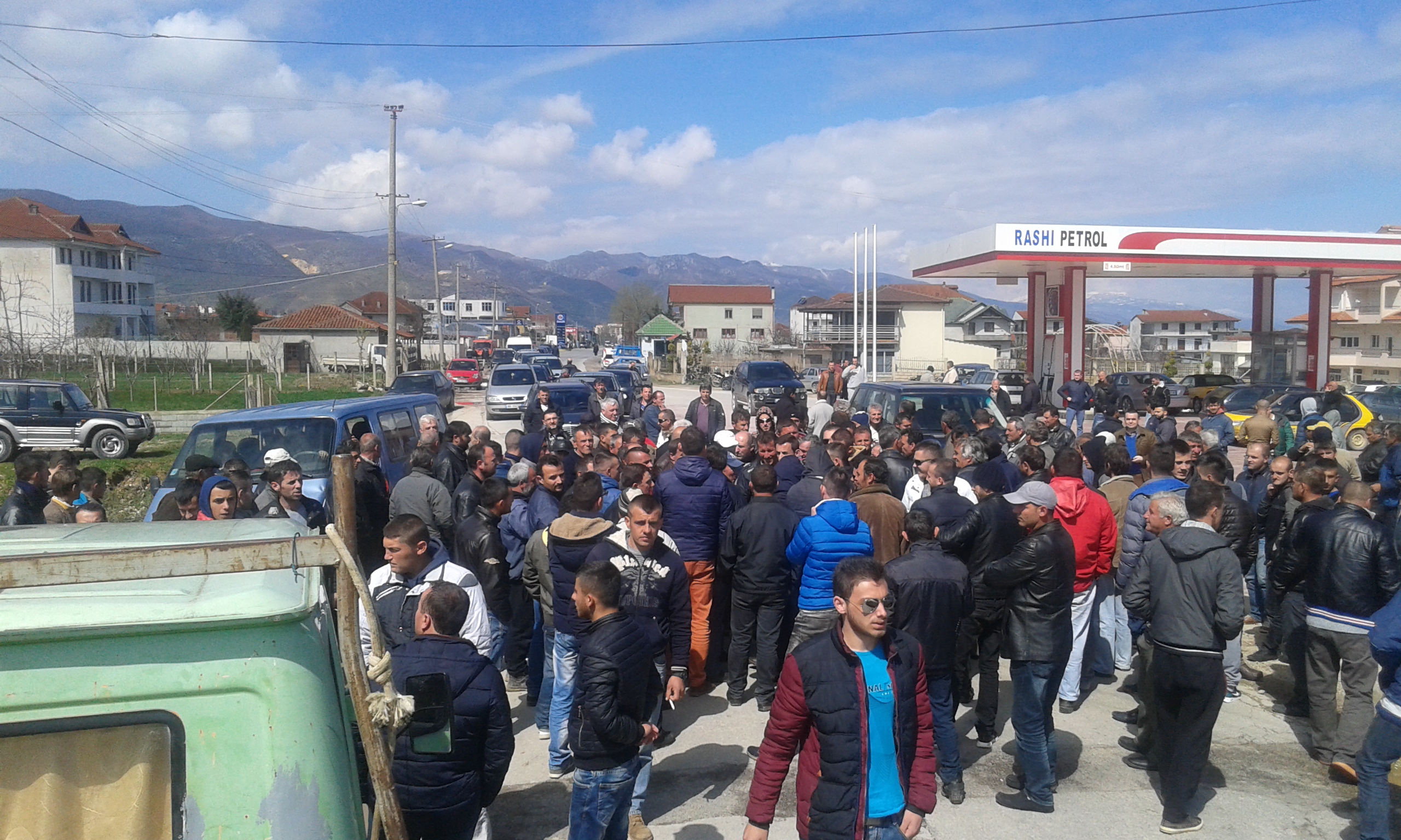 Fermerët e Korçës bllokojnë rrugën në shenjë proteste/ Nuk shesin dot produktet e tyre