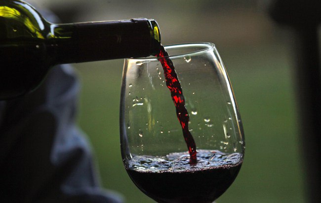 Konsumimi i një gote verë përpara gjumit ju ndihmon në reduktimin e disa kileve