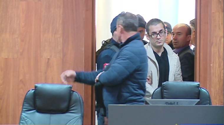 Shpërthen Julian Sinanaj i dënuari me burgim të përjetshëm/ Një deputet e vrau gjyqtarin Konomi
