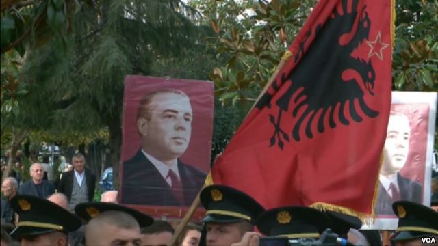 Diktatori shfaqet në Pezë në vendin anëtar të NATO-s. VIDEO