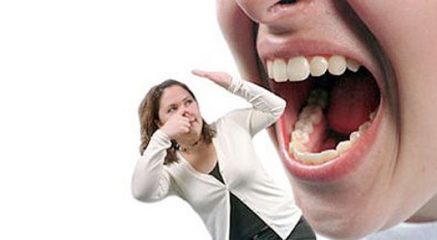 Ju vjen erë e keqe nga goja? Ja nga çfarë sëmundje vuani