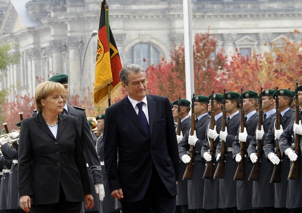 Berisha uron Merkel/ Ditë e madhe për Europën!