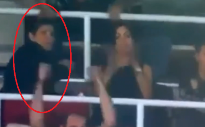 E ëma e Ronaldos kthen kurizin gjatë kohës që Ronaldo gjuan penalltinë. Video