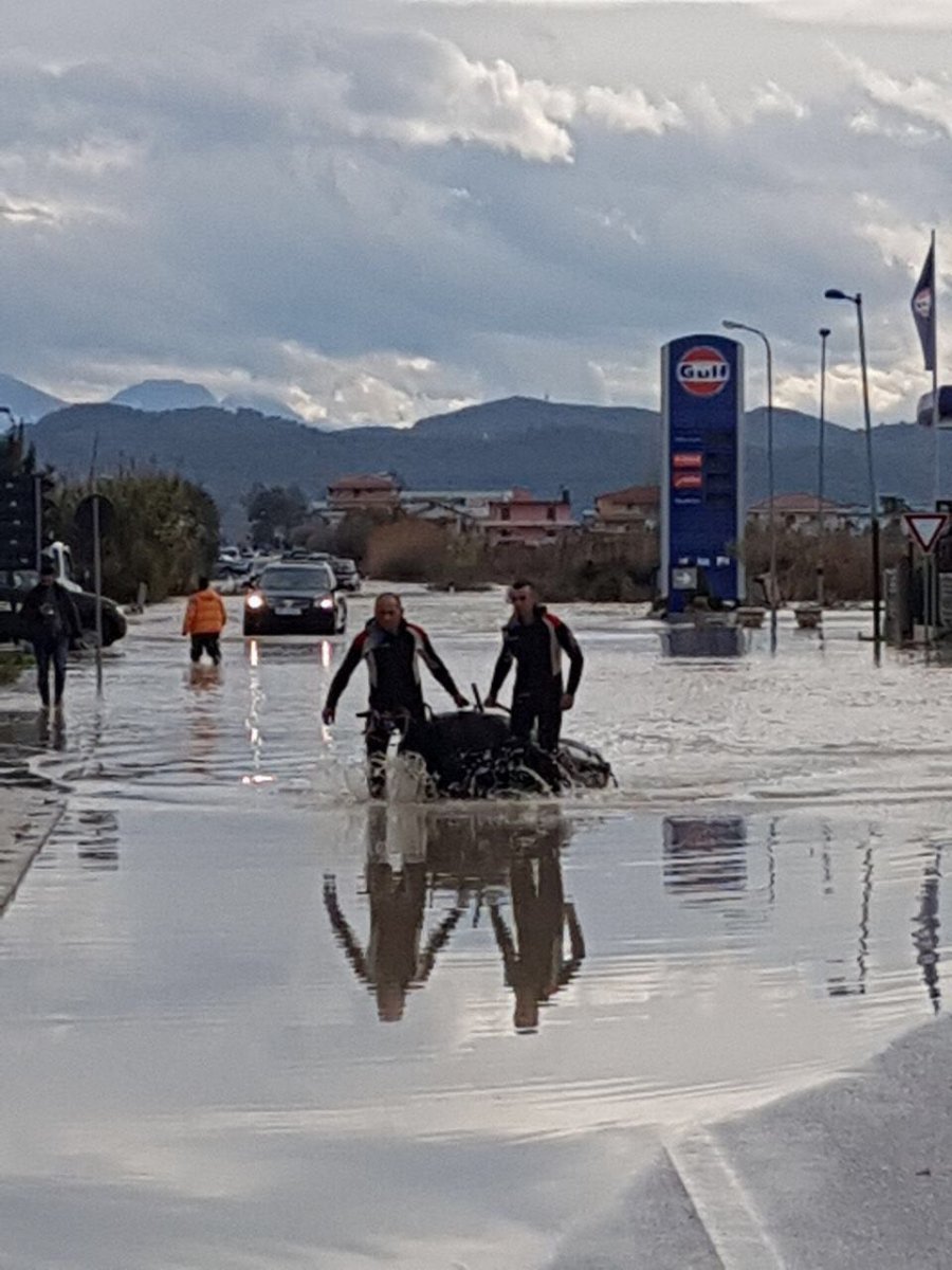 Në Vlorë lëvizet vetëm me gomone e helikopter