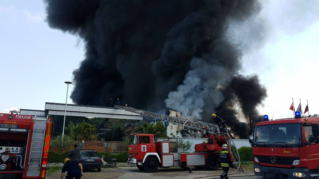Fabrika e djegur në Kashar: Punëtorët 4 muaj pa rroga