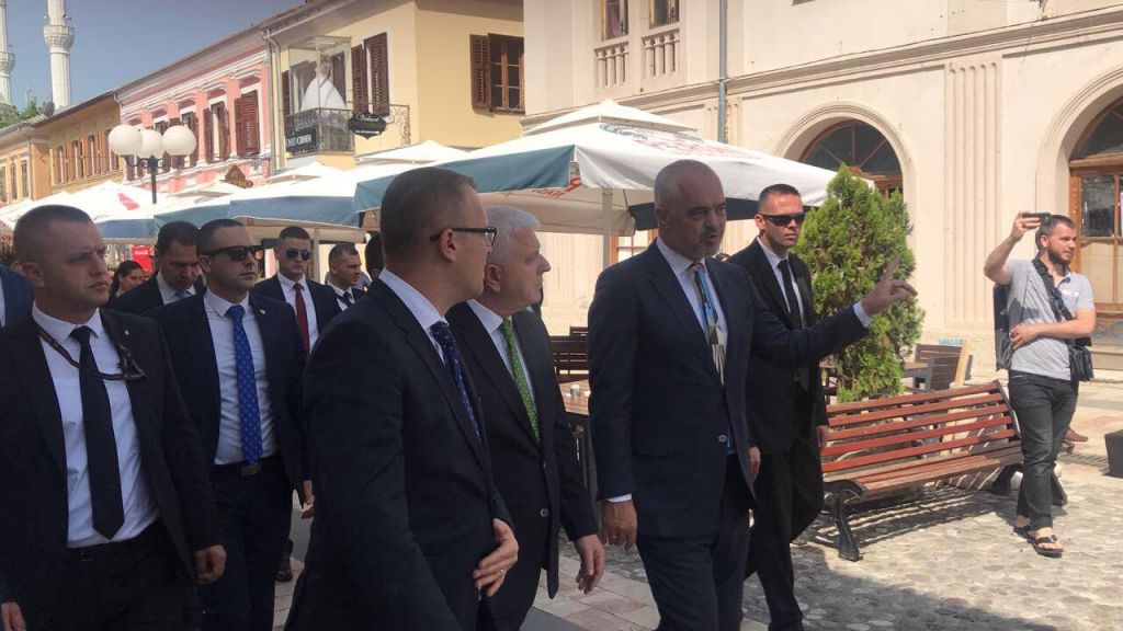 Kryeministri malazez tallet me Ramën: Me ndiq mua, të fus në BE. VIDEO