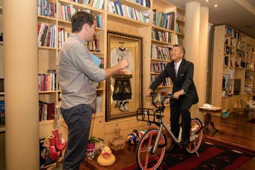 Ambasadori i njëanshëm promovon biçikletat e Velisë