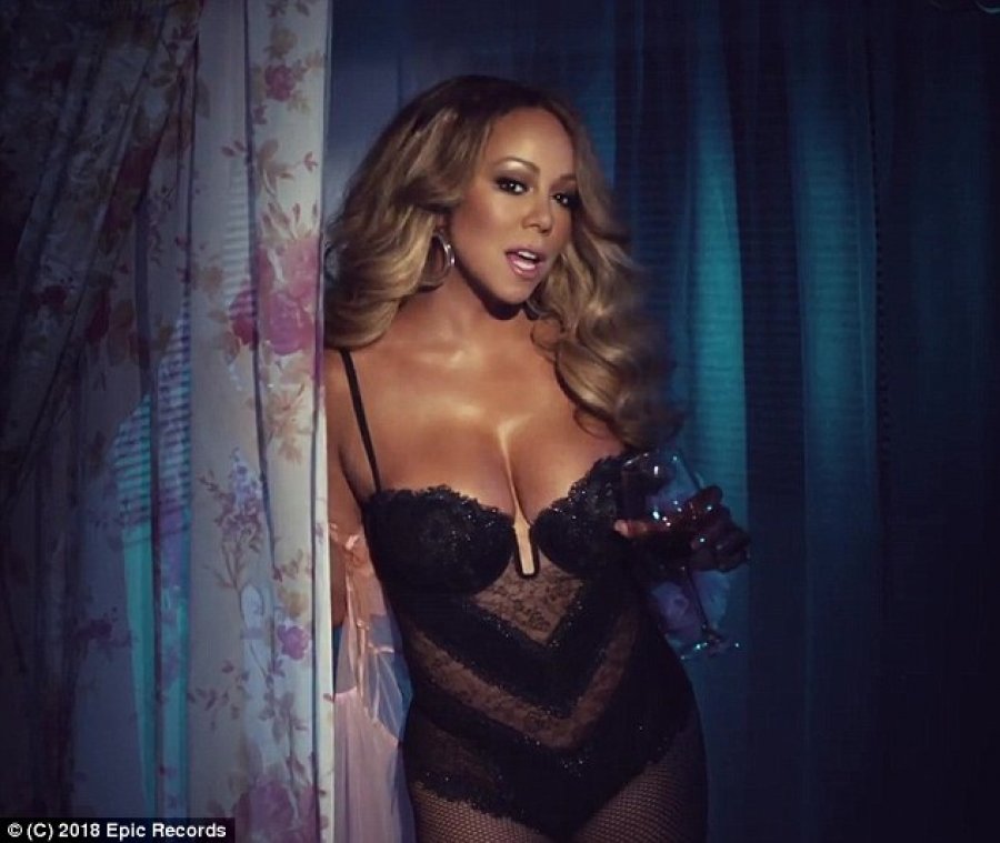 Mariah Carey shfaqet me një veshje shumë sensuale. Video