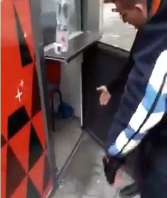Kordinatorit të LSI i vendosin plumbin poshtë derës. VIDEO