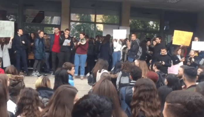 Studentë bojkotojnë mësimin dhe hidhen në protestë kundër rritjes së tarifave nga shteti. VIDEO