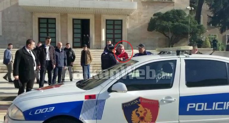 Qytetari ka bërtitur para Ramës/  “Rama, je antishqiptar!”. Policia e ka arrestuar menjëherë. VIDEO