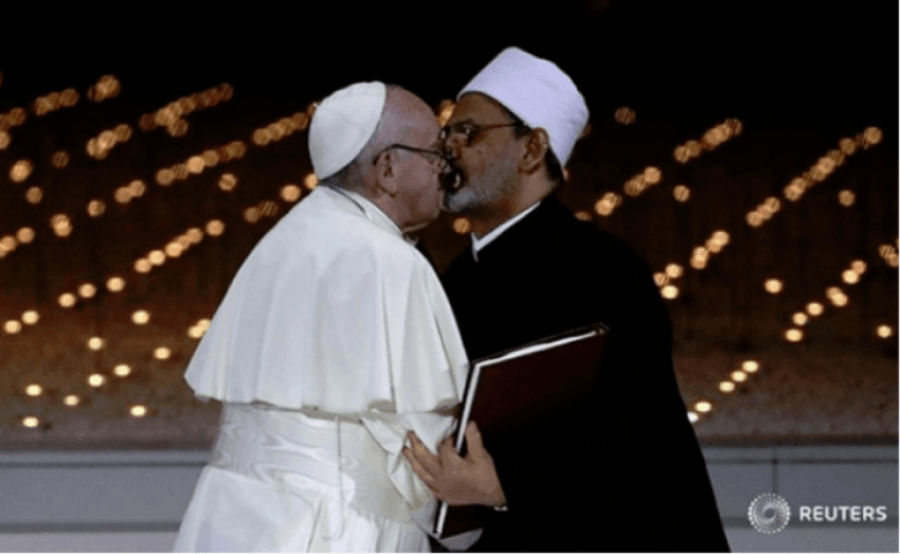 Papa Frençesku dhe Imami Sheikh Ahmed Al-tayeb, shkëmbejnë puthje…