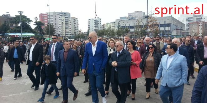 Rama do të mbledhë nesër ministrat, Kryesinë e PS-së dhe deputetët në një darkë pune në Elbasan.