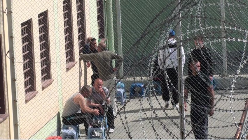 Shqiptari komandon nga burgu bandën e krimit