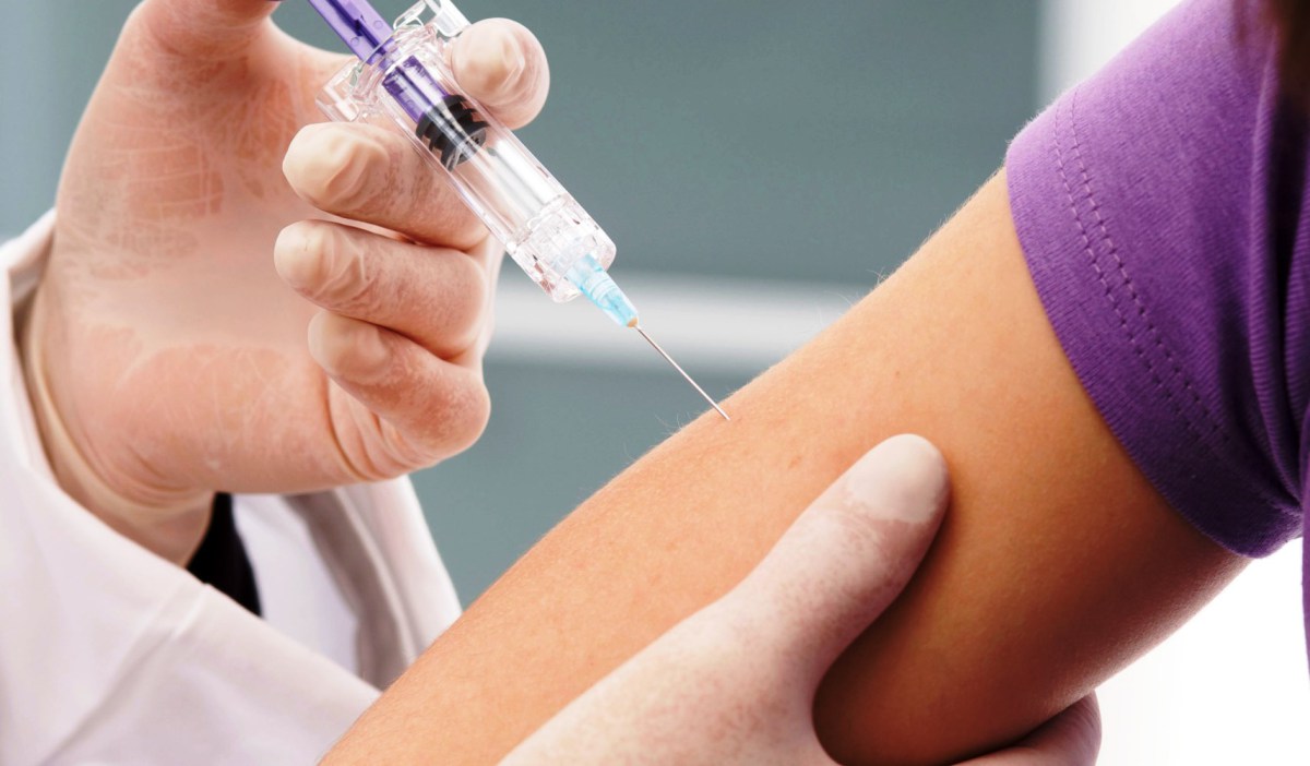 Italia nis testimin e vaksinës anti-Covid te njerëzit