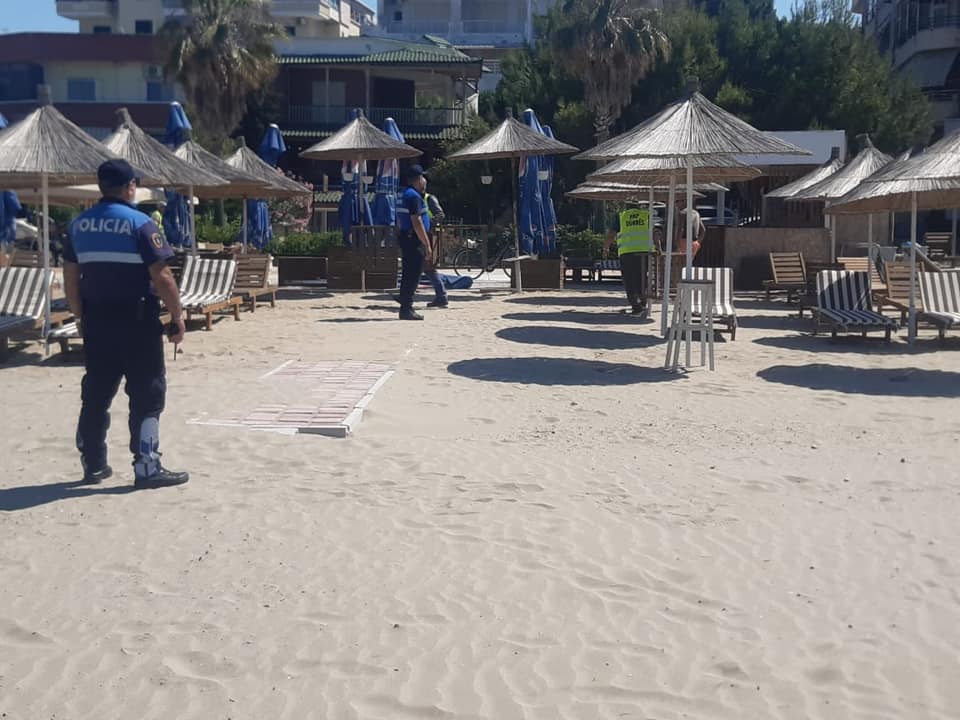 Policia e Durrësit shkul çadrat dhe shezlongët nga plazhi