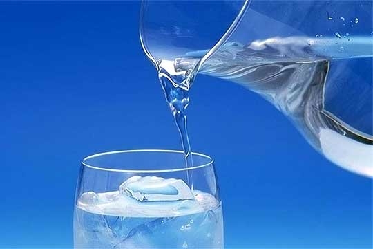 Shtatë efektet negative që i ndodhin trupit kur pini ujë me akull