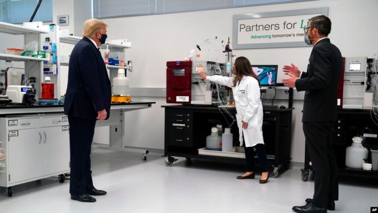 Trump optimist për vaksinën, viziton laboratorin që do prodhojë doza për 30 mijë vullnetarë