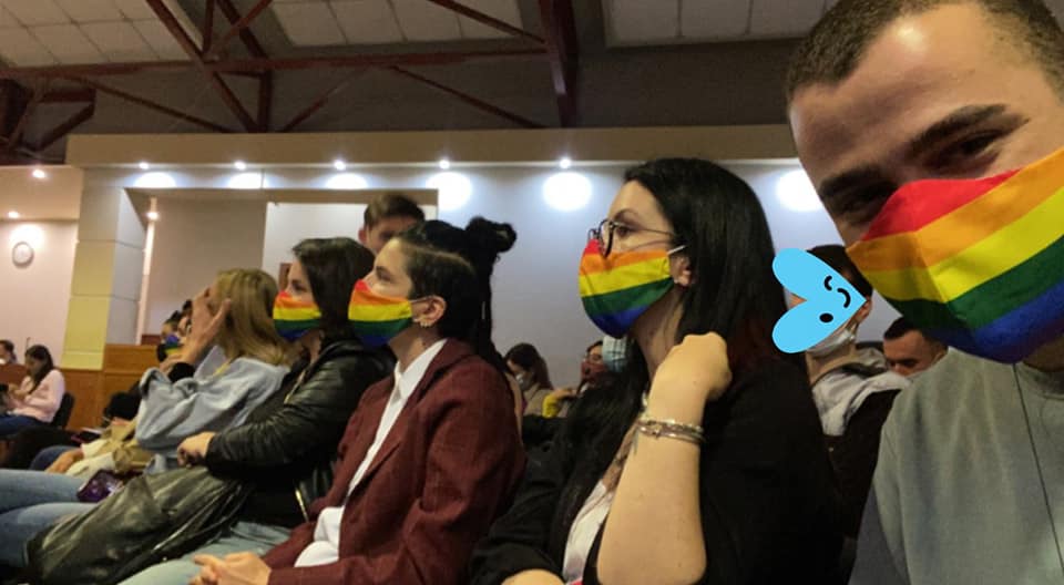 Aktivistët e LGBT-së i shkojnë në Kishë Pastorit Akil Pano