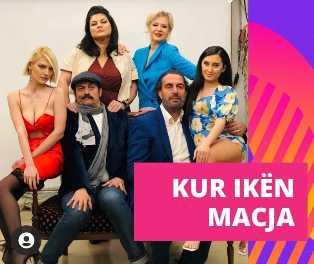 Teatri i Durrësit pret përsëri aktorët e komedisë “Kur ikën macja…”