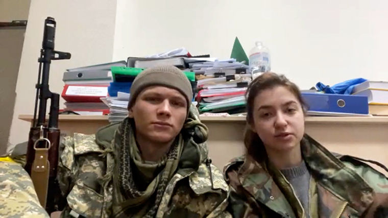 Njihuni me çiftin ukrainas që po e kalon muajin e mjaltit duke luftuar për atdheun