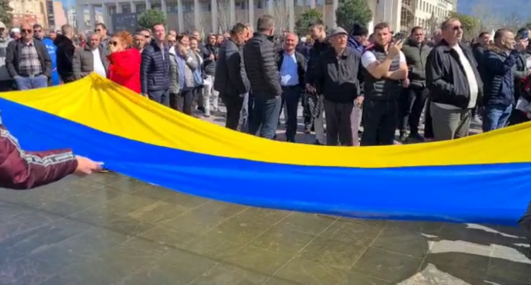 Protesta për çmimet, qytetarët i përgjigjen Ramës, shpalosin flamurin ukrainas