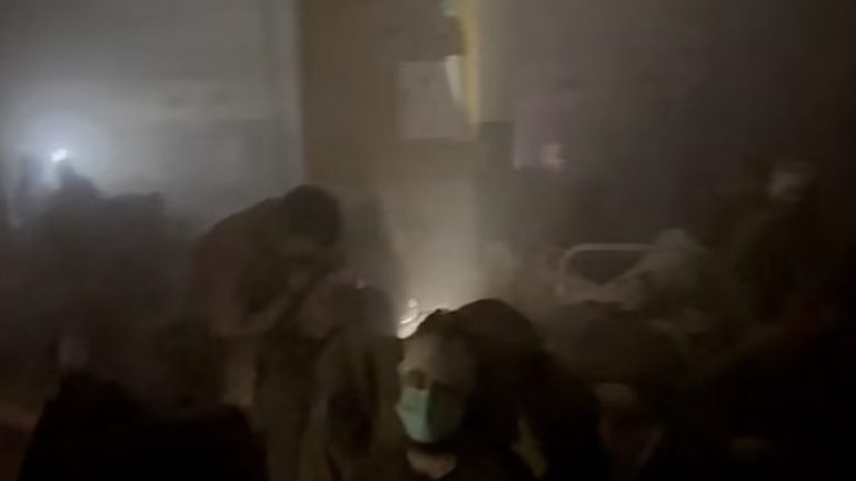 Rusët bombardojnë spitalin në Mariupol, ka të lënduar (VIDEO)
