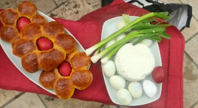Pashkët në Lezhë, besimtarët katolikë bekojnë shportën me ushqimet e festës