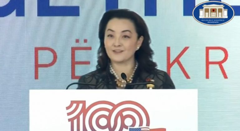 Ambasadorja Kim: “Sekretari Pompeo më emëroi në Tiranë”