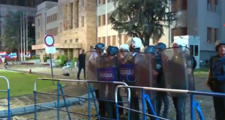 Protestat e dhunshme në Shkup, 47 policë të lënduar