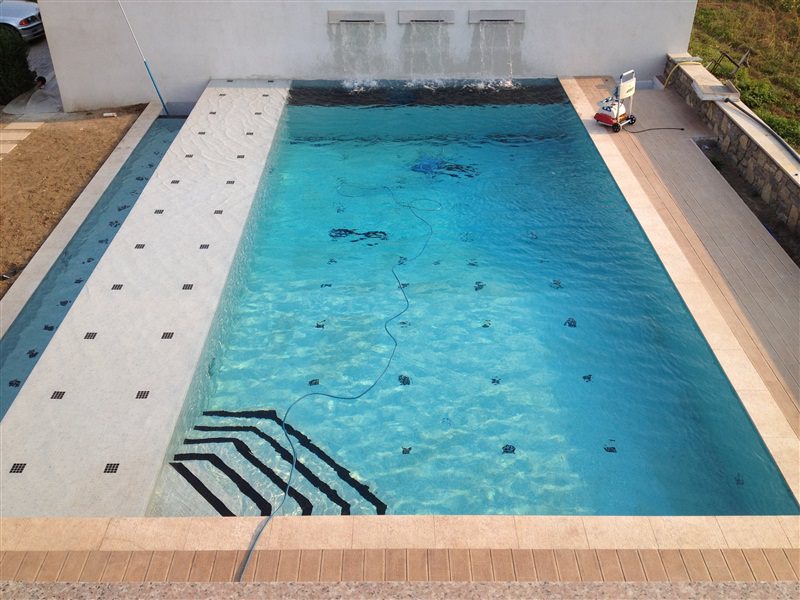 Pamje tronditëse nga pishina në Tiranë
