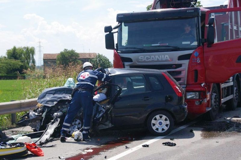 Aksident në aksin rrugor “Korçë-Pogradec”, makina del nga rruga, tre të plagosur.