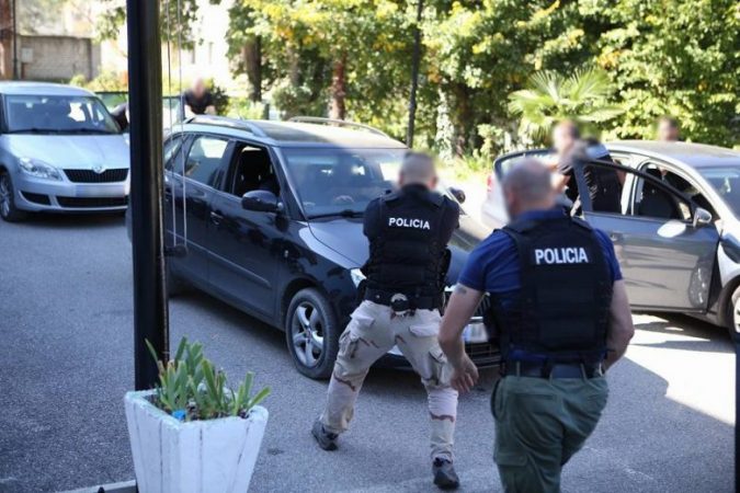 FNSH kontrolle në Vlorë, shpallet në kërkim anëtari i grupit kriminal, në shtëpi i gjetën 39 mijë euro (EMRI)