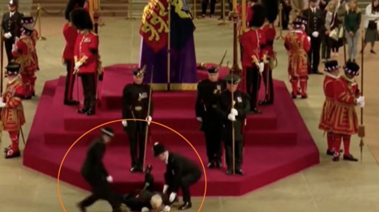VIDEO/ Roja i Gardës humb ndjenjat pranë arkivolit të mbretëreshës Elizabeth