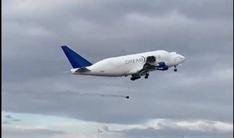 Panik në aeroport, avionit i bie rrota pak çaste pas ngritjes nga pista (VIDEO)