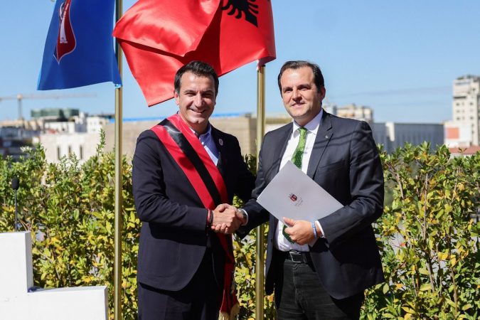 Djali i Ibrahim Rugovës merr shtetësinë shqiptare
