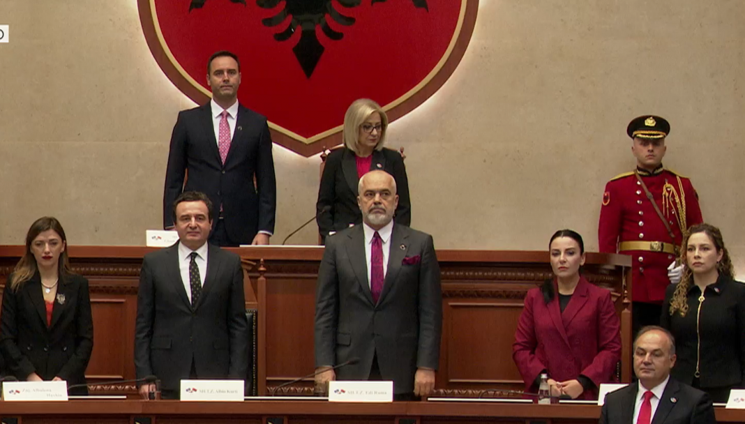 Nis mbledhja e përbashkët e Kuvendit të Shqipërisë dhe Kosovës, deputetët të gjithë në këmbë për të nderuar himnet kombëtare