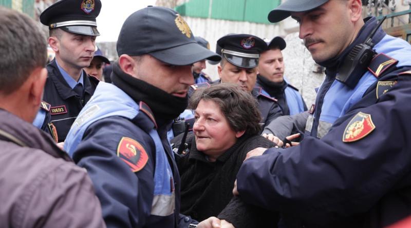 Tjetër shembje tek “Petro Ninit”, policia përplaset me banorët (VIDEO)