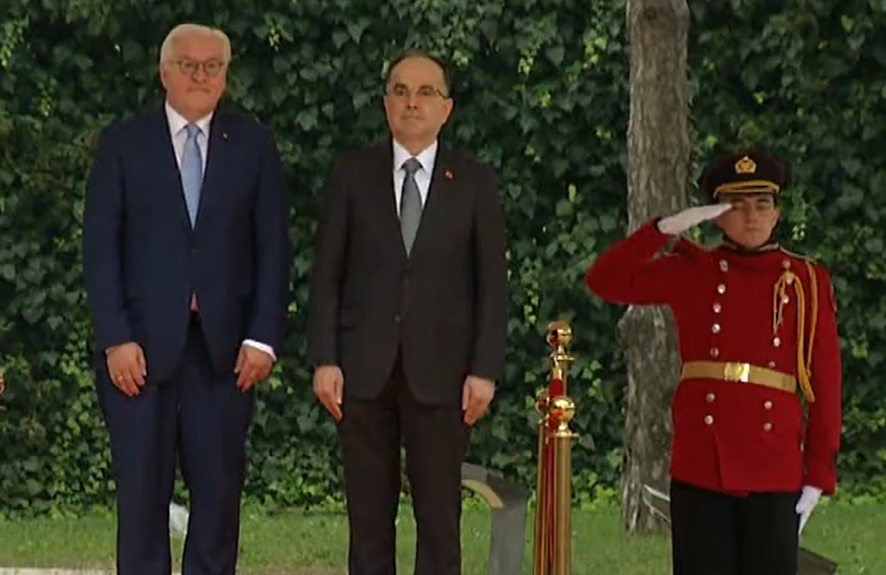 Presidenti gjerman mbrrin në Tiranë, pritet nga Bajram Begaj