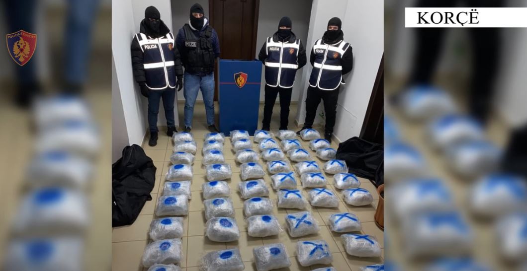 Transportonin drogë nga Tirana drejt Qafë-Thanës, arrestohen 3 persona