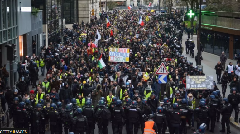 Protesta e greva masive në Francë, ndërpritet transporti dhe mësimi në shkolla