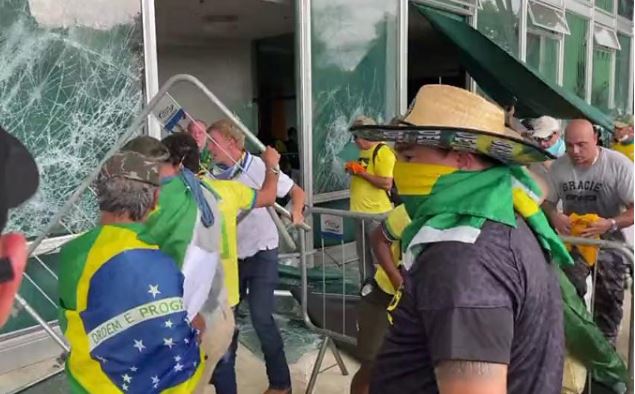 Brazil/ Mbështetësit e Bolsonaros mësyjnë në godinën e Kongresit